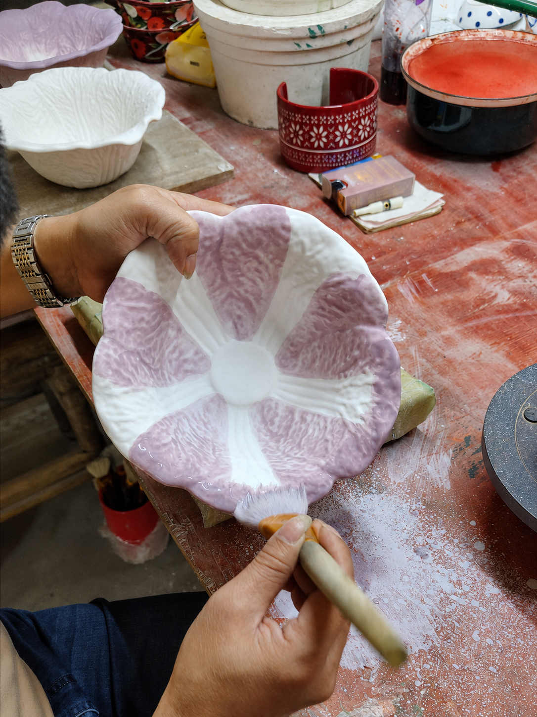 HongDian artisan applying color to a ceramic plate